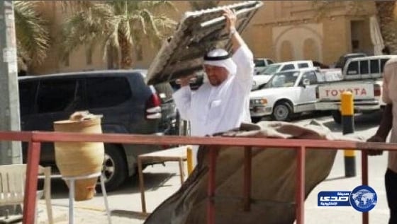 وافدون يفرون من سياراتهم في حملة أمام جامع الراجحي