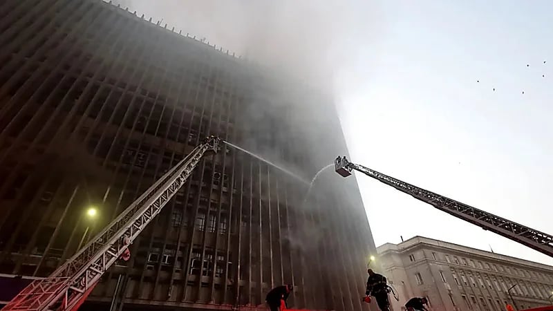 حريق سنترال رمسيس يشل الإنترنت والبورصة في مصر وخسائر بشرية ومصرفية واسعة.. صور