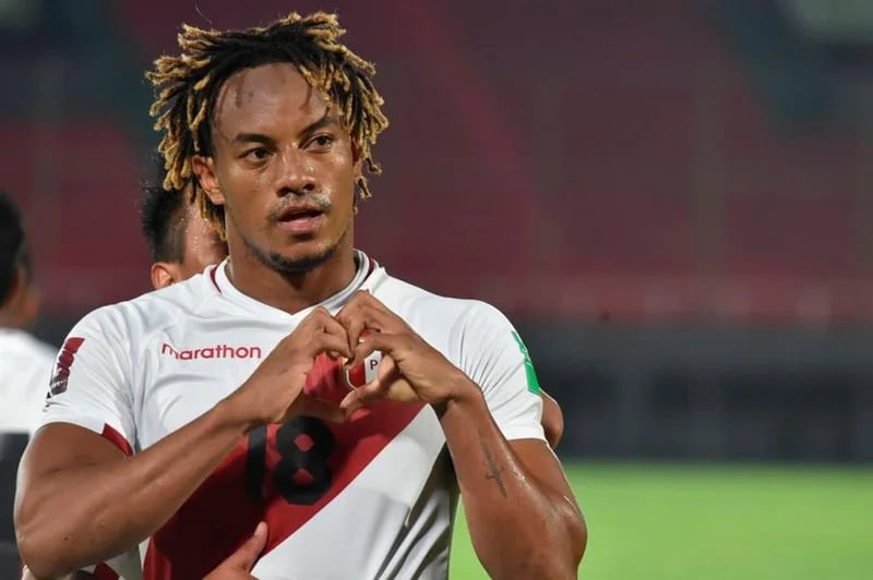 كاريلو يتواجد في معسكر بيرو رغم الإصابة 