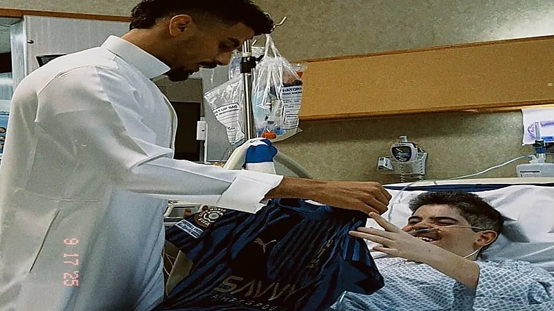 علي لاجامي يهدي قميصه لأحد المشجعين وهو على سرير المرض.. صور