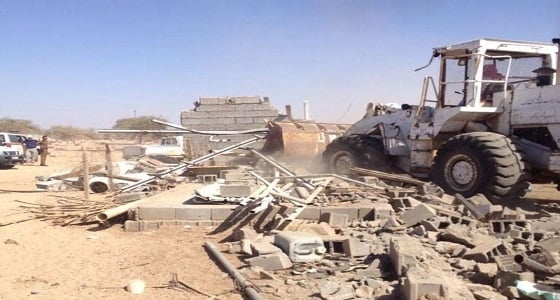 معتدون يقاومون بلدية الطائف أثناء إزالة التعديات