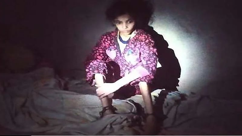 أصوات بمنزل مهجور تقود للعثور على طفلة مقيدة منذ سنوات