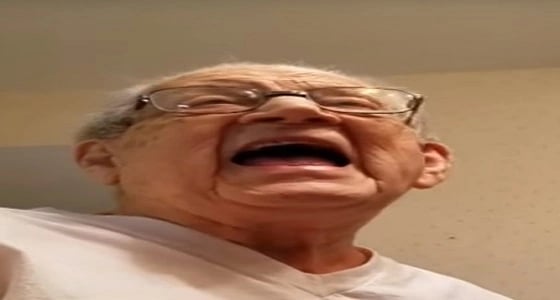 بالفيديو.. رد فعل طريف لمسن اكتشف أن عمره اقترب من المائة
