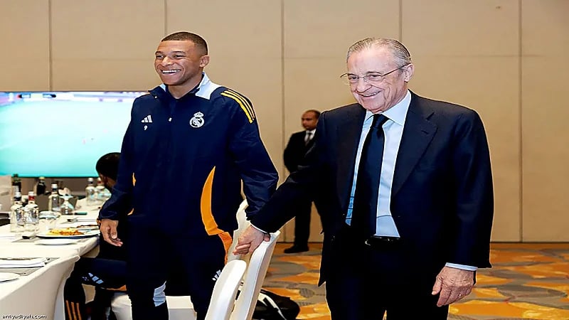 بيريز يصل جدة لدعم ريال مدريد في نهائي السوبر الإسباني .. فيديو