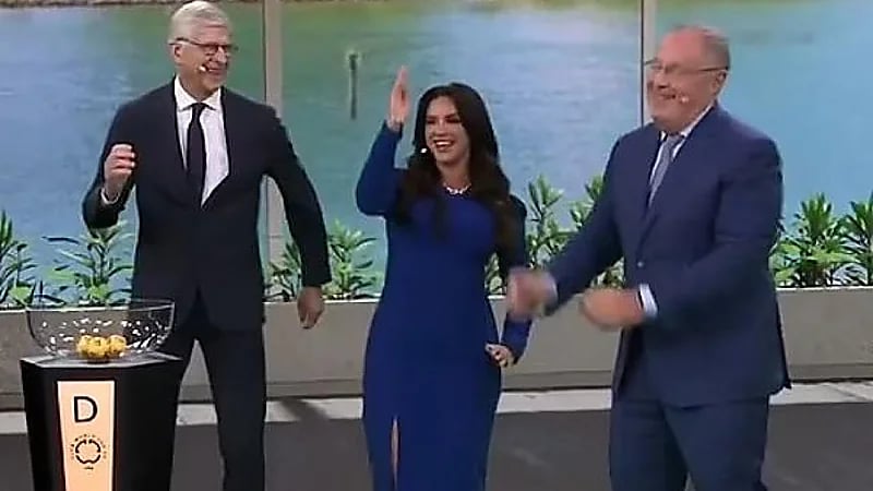 ‎فينغر يضع نفسه في ورطة برقصه مع مطربة لاتينية بحفل قرعة المونديال