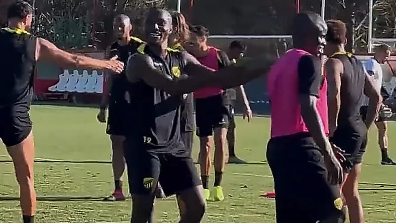 موسى ديابي يمازح كانتي: يخسر طوال الوقت! .. فيديو