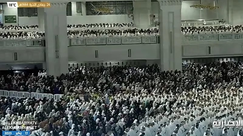 لقطات روحانية لجموع المصلين أثناء تأديتهم صلاة الفجر في الحرم المكي