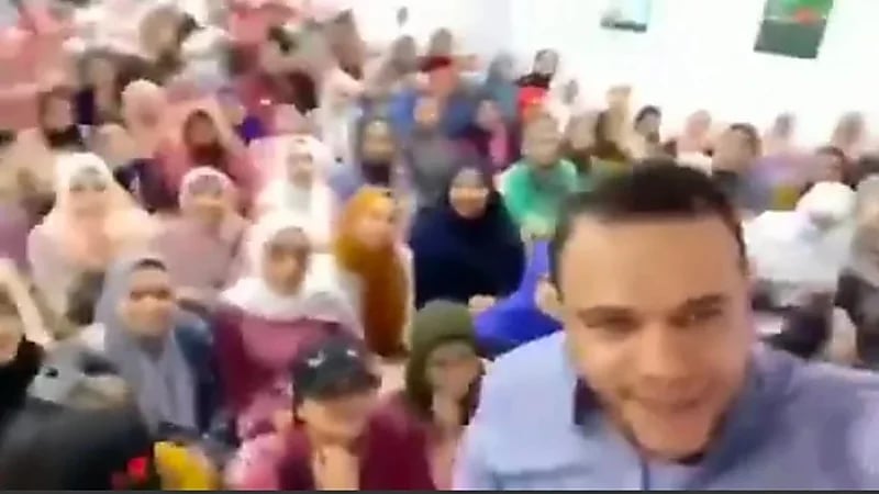 معلم يثير الجدل بتصوير الفتيات في مركز تعليمي