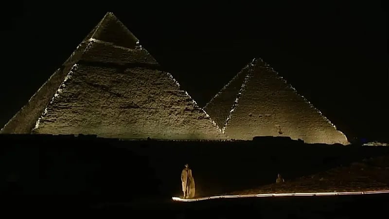 بالصور.. حفل Dior عند سفح الأهرامات يلفت أنظار العالم