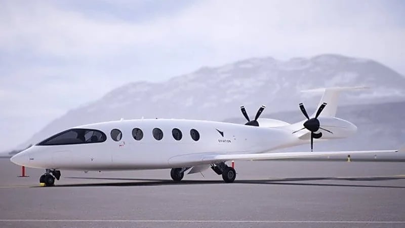 خبير طيران: لا يستطيع أحد فتح باب الطائرة وهي تحلق ومانراه في الأفلام مستحيل