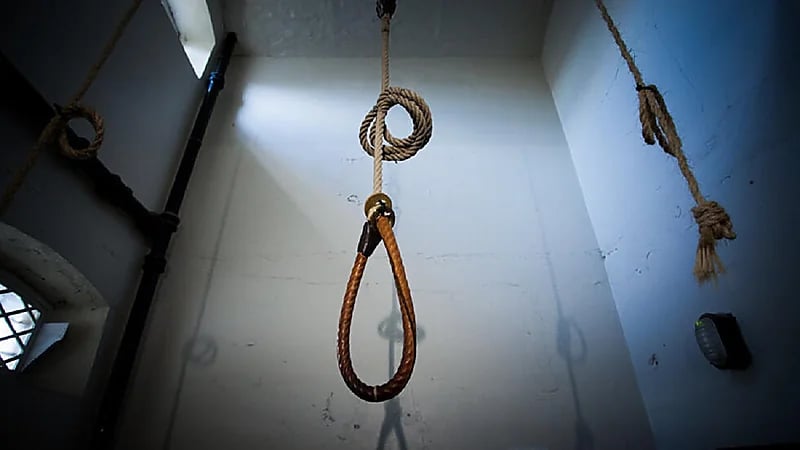 الإعدام شنقا لربة منزل ونجلها لقتلهما فتاة