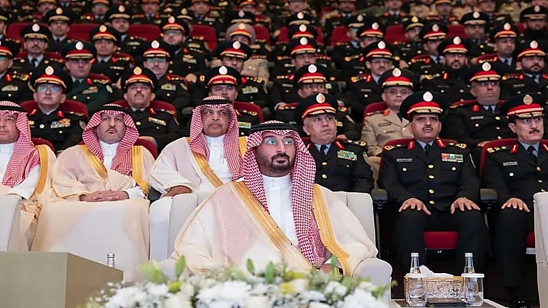 وزير الحرس الوطني يرعى حفل تخريج دفعة برنامجي القيادة والأركان والدراسات العسكرية.. صور