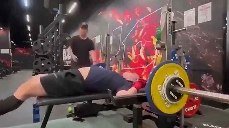 سرعة البديهة تنقذ حياة شاب بعد سقوط الأوزان على عنقه .. فيديو