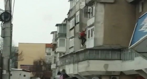 بالفيديو.. شاب يلقي والده من شرفة منزله ورد فعل صادم للمارة