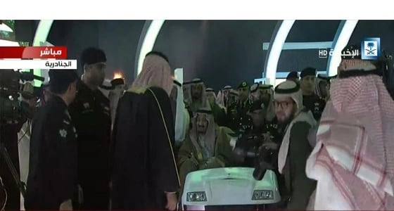 خادم الحرمين الشريفين يفتتح جناح أرامكو بمهرجان التراث والثقافة