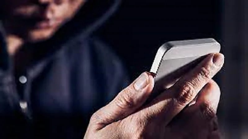 موظف يبتز مديره بمقاطع جنسية