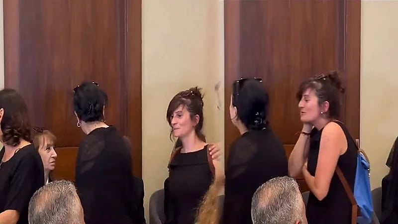 منع فتاة من احتضان الفنانة فيروز في عزاء نجلها زياد الرحباني.. فيديو