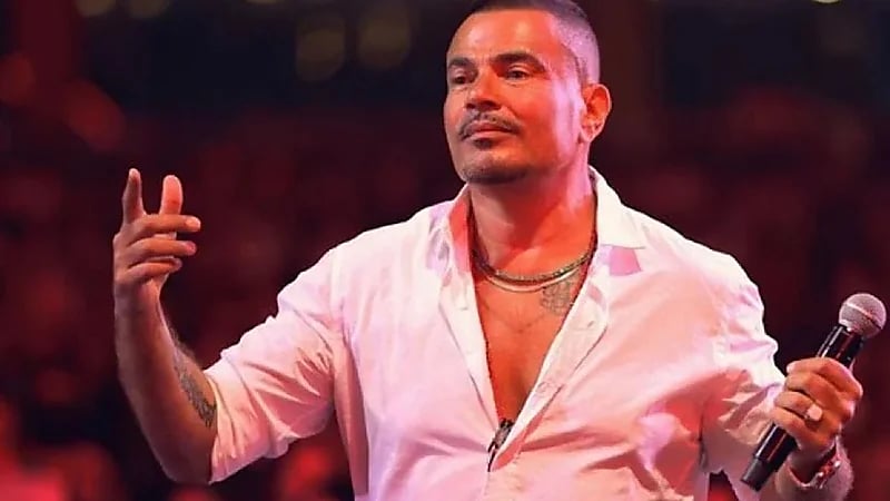 عمرو دياب يدفع معجب جديد ويرفض التصوير معه .. فيديو