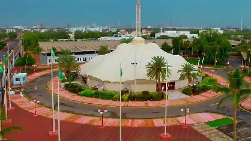 قصة الخيمة الملكية التي أهدتها ⁧‫الملكة اليزابيث‬⁩ إلى الملك خالد‬⁩ في عام 1979 مـ ..فيديو