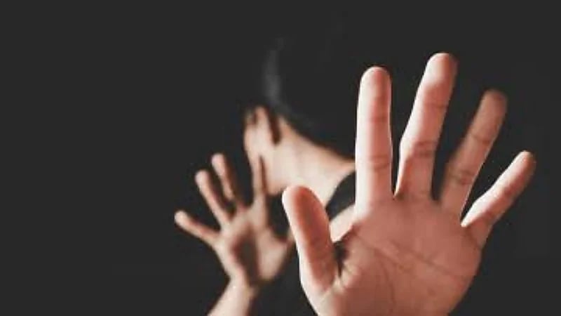 القبض على شاب تحرش بامرأة أثناء نومها بجواز زوجها