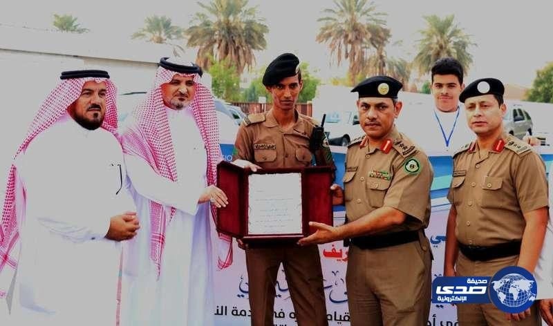 بالصور.. مدرسة بجدة تكرم أحد رجال المرور ضمن برنامج "شكرًا للمتميزين"