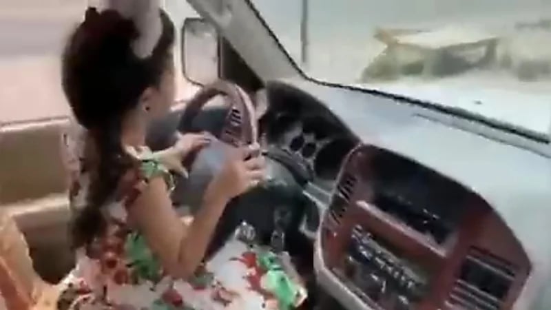 شاهد.. طفلة تقود سيارة بسرعة جنونية في شارع عام