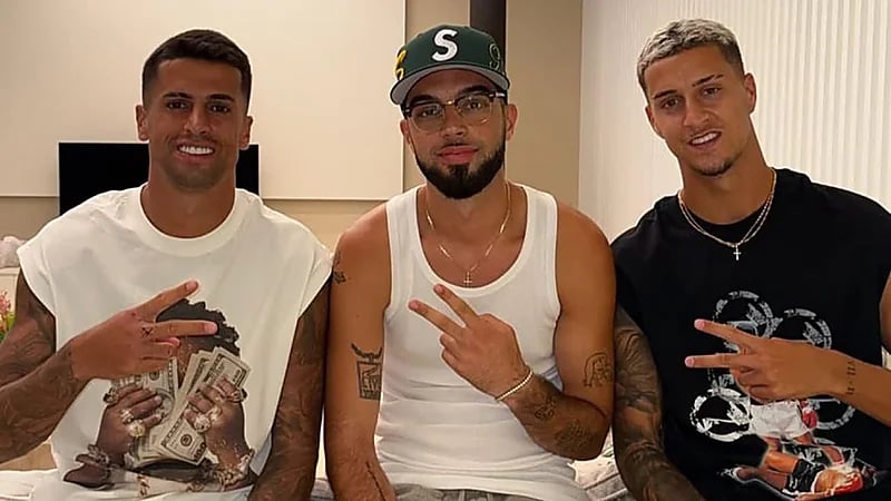 كانسيلو يستمتع بأجواء الإجازة بعيدًا عن أجواء المنافسات