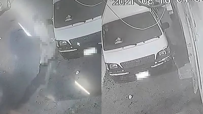 شاهد.. لحظة قيام لص بسرقة بضائع وأموال من سيارة متوقفة بالرياض