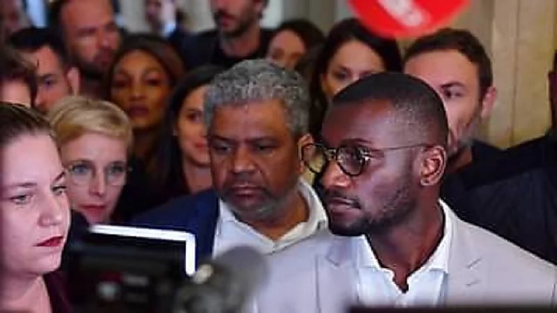 بالفيديو.. فوضى في البرلمان الفرنسي بعد إهانة عنصرية لنائب بشرته سمراء:"عود لأفريقيا"