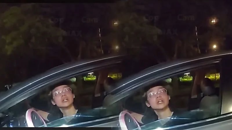 فتاة تصرخ بشكل هستيري على ضابط شرطة لتلقيها مخالفة مرورية.. فيديو