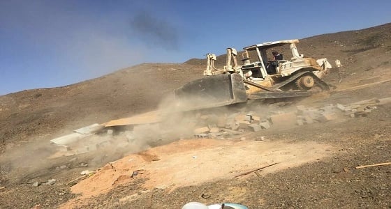 أمانة المدينة تزيل عقوم ترابية بمساحة ٢٤٥٠م٢ في البيداء