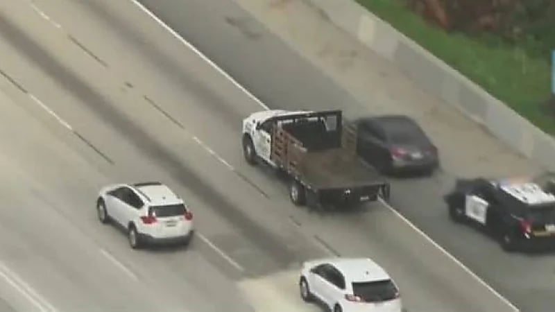 شاحنة مسروقة تصدم 13 سيارة وتنشر الفوضى في شوارع لوس أنجلوس.. فيديو