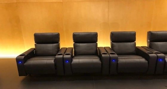 بالفيديو والصور.. مقاعد فاخرة بديلة للحالية في صالة سينما مركز الملك عبدالله