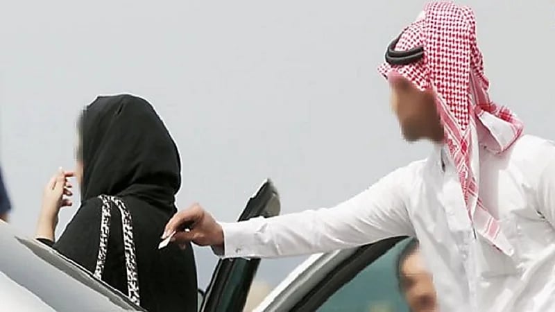 متحرش يحاول ركوب سيارة فتاة وإجبارها على أخذ حساب " السناب "