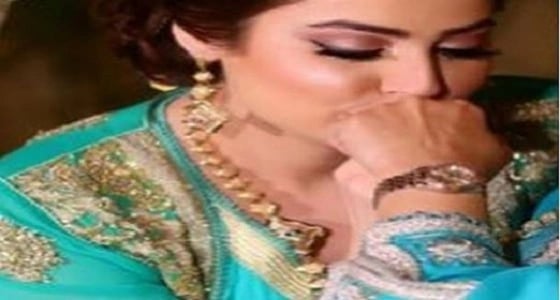 بالصورة.. رؤى الصبان تقبل يد والدتها : الله لا يحرمني منك