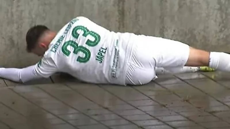 بالفيديو.. لاعب يتعرض لأسوأ الإصابات بمباراة كرة قدم