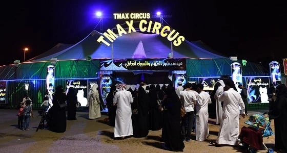 بالصور.. عجلة موت وطيور ظلام بسيرك وكوميديا مهرجان أبها للتسوق