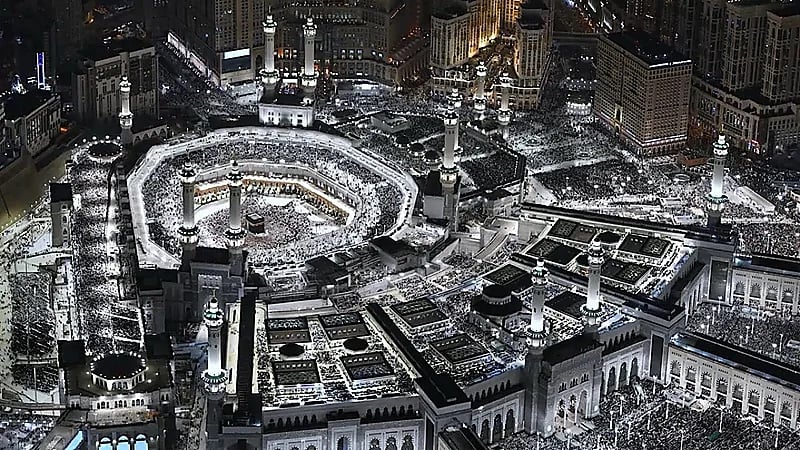 تقرير يكشف عن قيمة فاتورة الكهرباء الشهرية للحرم المكي .. فيديو