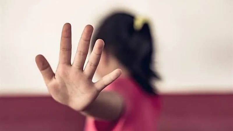 عامل يتحرش بطفلة داخل أحد المحلات 