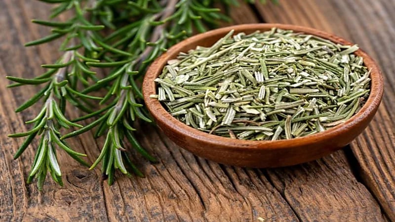 7 فوائد صحية و جمالية لعشبة إكليل الجبل