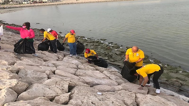 بالفيديو والصور.. الجالية الفلبينية تنظم حملة لتنظيف الواجهة البحرية بالقطيف