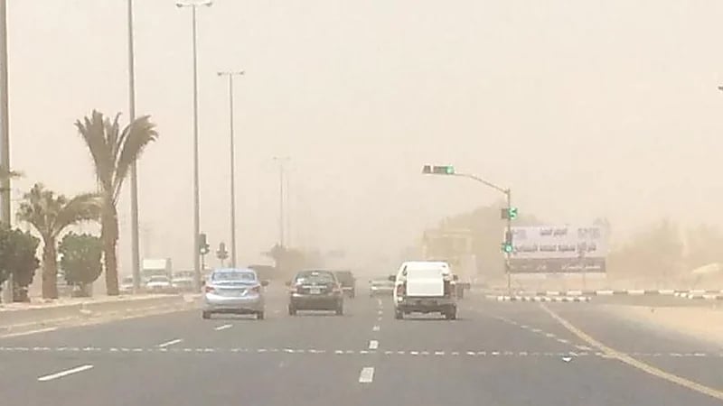 موجة غبار تتجه نحو حفر الباطن مع استمرار التقلبات الجوية