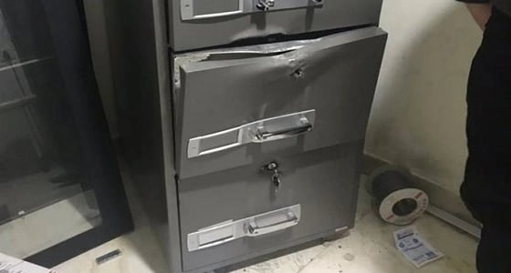 صور.. ملثمون يسطون على شركة " تأجير سيارات " بسواطير