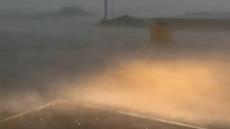 بالفيديو.. أمطار غزيرة‬⁩ على شواطئ ⁧‫عسير‬⁩ صباح اليوم