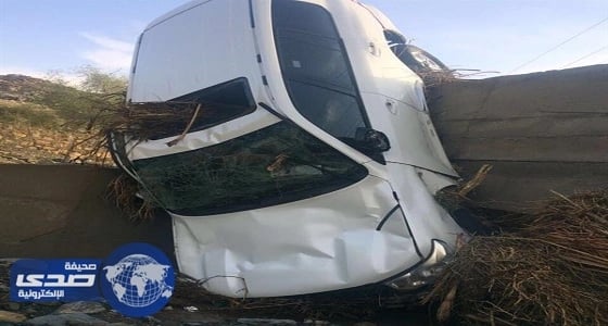 بالفيديو والصور.. لحظة جرف سيول وادي الشهران لسيارة عروسين