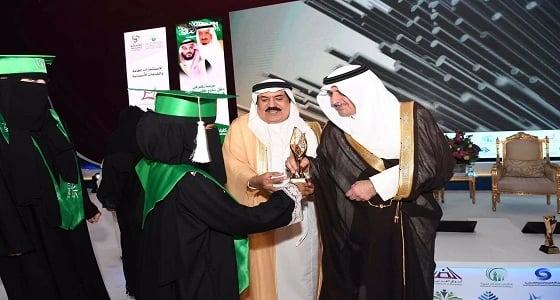 بالصور.. أمير تبوك يرعى حفل تخريج الدفعة الثالثة من طلاب كلية الغد الدولية