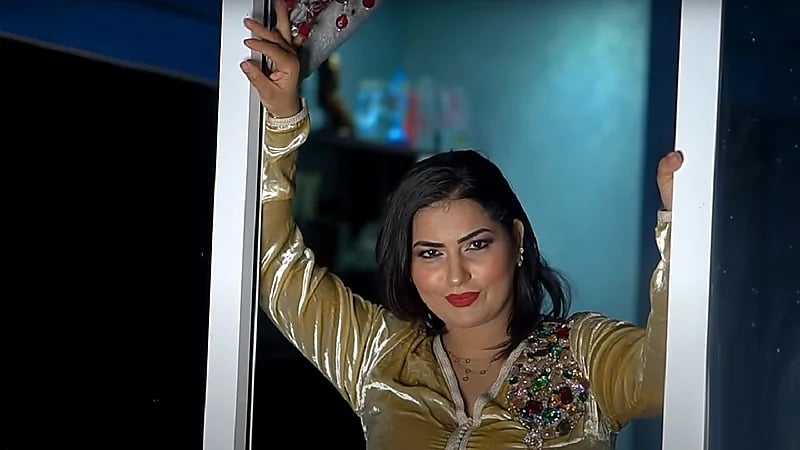 ضبط راقصة مغربية هددت ابنتها بهتك العرض!