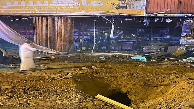 وفاة مواطن ومقيم وإصابة 7 مدنيين جراء سقوط المقذوف الحوثي بصامطة (صور)