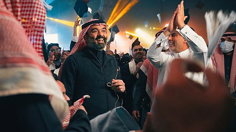 لقطة عفوية لفرحة وزير الاتصالات بتخريج 1000 مبرمج ومبرمجة سعودية