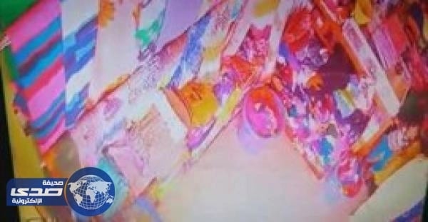 بالفيديو..امرأة تسرق محل ملابس بالمغرب